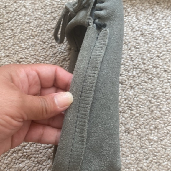 2 Minnetonka Moccasins in Tan and Grey. Suede Soft Sole Kilty Fringe Tie Size 6. - Picture 10 of 15